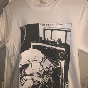 Supreme X Raymond pettibon - Raymond pettibon ”blod and sperm all over the place” t- shirt. Använd samt har en fimp fläck på framsidans kant (se sista bilden) 