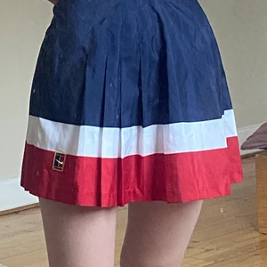  Vintage Nike kjolar  - Super fin kjol i mycket bra skick. Äkta Nike kjol, vintage. Längden är bra, jag är 158. 