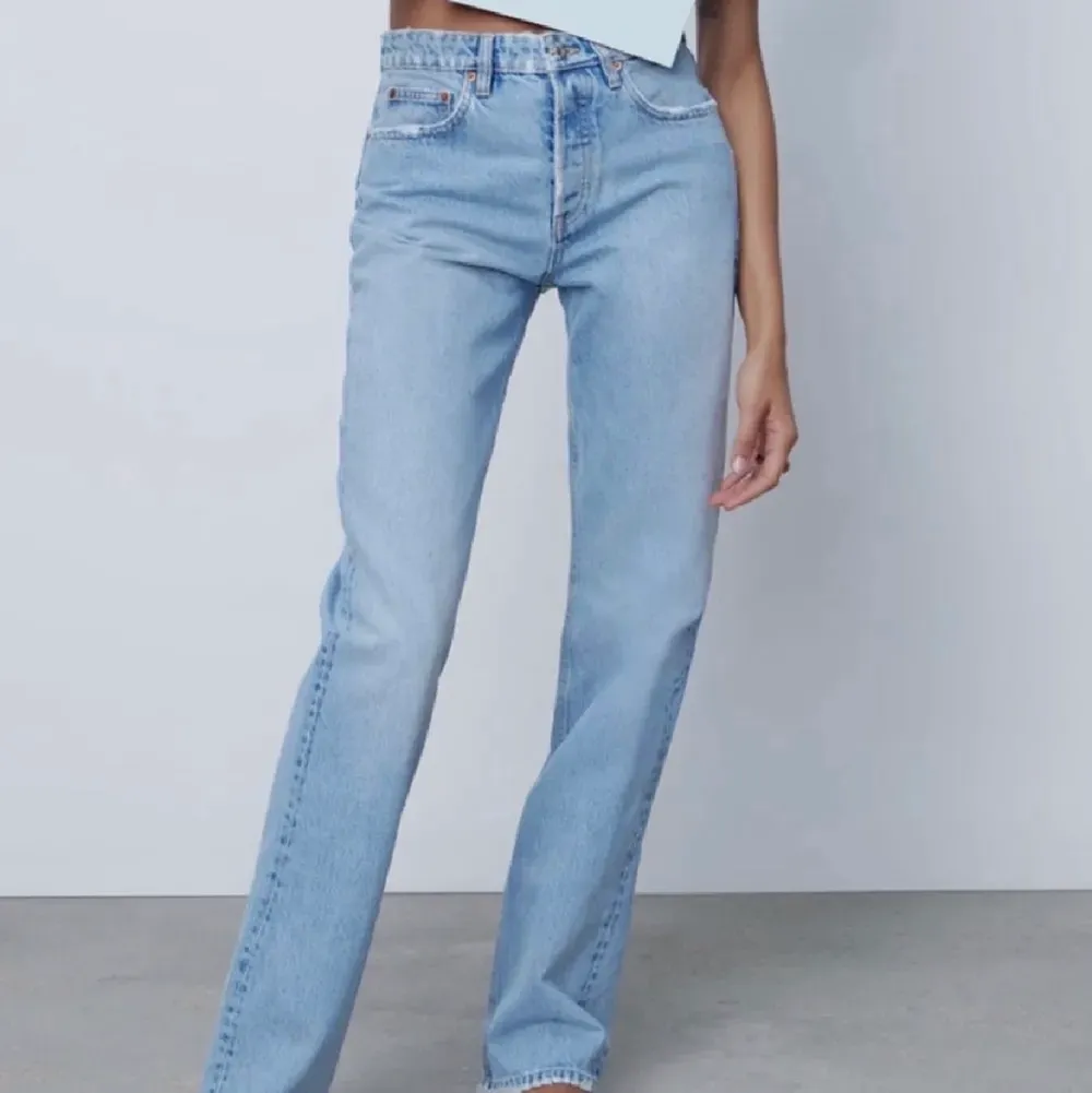 Säljer dessa zara jeans då de är förstora för mig, köpa här på Plick för typ ett halv är sedan.. Jeans & Byxor.