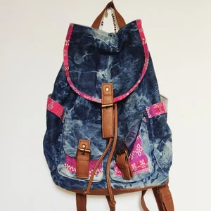 Ryggsäck - Supersöt ryggsäck från Claire's. Kommer med batteridriven ficklampa. Användes mycket i unga tonåren men kommer inte till användning längre. Ryggsäcken är i gott skick. Köparen står för frakt ✨✨