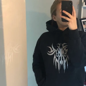 Svart hoddie - Fin svart hoddie med tryck på armen och framsida! Lite urtvättad men fortfarande i bra skick💕