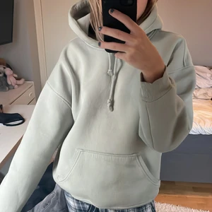 Hoodie - Säljer denna snygga och sköna hoodie från bikbok! Inte använd alls många gånger då den helt enkelt bara inte har kommit till användning, den är därav i nyskick och inte alls nopprig!💗