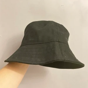 Fiskarhatt - Fiskarhatt i svart ! Spårbar frakt 💕 hör av er vid funderingar! Skriv till mig innan ni klickar på köp nu 