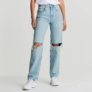 Gina tricot jeans - Gina tricots 90s high waist jeans. Använda men i bra skick! Har sytt ihop dem vid ena hållet men går absolut att sprätta upp ifall man så vill. Skriv privat för frågor eller flera bilder. Nypris 599kr, mitt pris 110kr+ frakt 💗