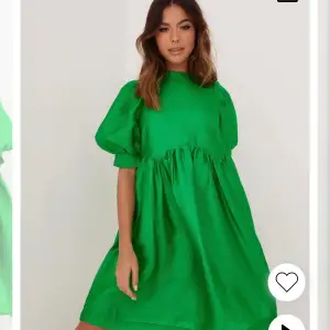 Super fin kjole i fargen grønn!🤍🤍 selges på grunn av at den rett og slett ble litt for stor for meg, den er brukt kun en kveld og ingen bruksmerker🤍 nyprisen er 599
