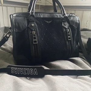 Zadig väska - Säljer denhär SKITSNYGGA Zadig Voltaire väskan med as ball design!!!  Det är en sunny bag i storlek medium. Helt ny och aldrig använd, köpt på NK och kvitto finns💞 !!!endast kontanter !!!‼️ BEHÖVER BLI AV MED DEN SNABBT‼️ 