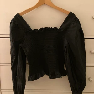 Tröja med smock - Svart blus med smock från NA-KD, strl 38. Så fin och smickrande form men lite för stor för mig. Använd enstaka ggr. Frakt ingår i priset 💓