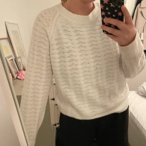 Söt topp - Säljer denna stickade tröjan, den är superskön i materialet och kliar inte alls, kontakta mig för fler bilder/frågor!✨