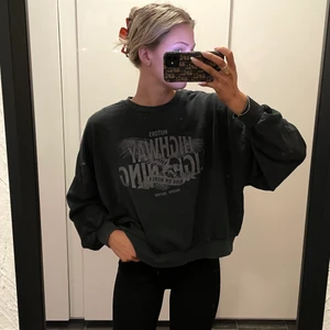 Tjocktröja - Grå tvättad sweatshirt från Ginatricot. Den är inte nopprig eller sliten alls utan ska se lite grå tvättad ut. Kan mötas upp i Jönköping annars tillkommer fraktkostnad🤍 