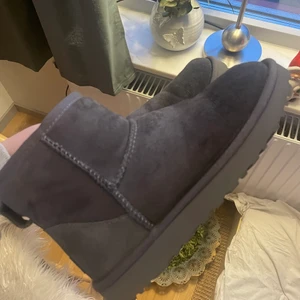 Uggs - Säljer mina grå ugg då dem inte kommer till användning. Helt nya och använda 3 gånger 🥰❤️ skriv privat för fler bilder! Köpta för 2000kr - priset går att diskutera!