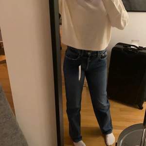 Säljer dessa jätte snygga mörkblå/blå jeansen från zara i modell straight storlek 38. (Ändats testat den gången på bilden annars aldrig använda.  Säljer dom för att jag tycker inte modellen passar mig. Det har kostat 350 men säljer de för 250( kan även va budgivningen den mer högst budgivningen får dom 