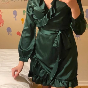 Grön klänning - Supersöt grön klänning till nyår. Endast blivit använd en gång på en skolavslutning för några år sedan och sedan dess så har ärmarna blivit för korta. storlek S, skulle rekommendera till någon under 170