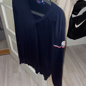 Moncler tröja - Marinblå moncler v ringad tröja köpt på haiendo shop. Ganska bra skick har fortfarande mycket kvar att ge. Storlek M