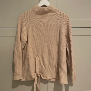 Beige stickad tröja från Massimo Dutti - Beige stickad tröja från Massimo Dutti, bra skick. Storlek S. Köpare står för eventuell frakt 