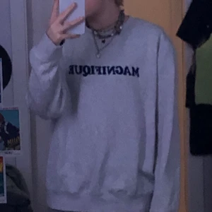 Sweatshirt  - Grå sweatshirt men tryck som det står magnifique. Leverans betalas av den som köper. 