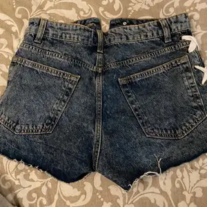 Jeans shorts med vitt band som man knyter på sidan av låret. Super snygga, endast använt någon enstaka gång. 
