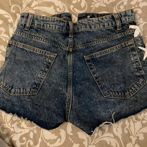 Jeans shorts  - Jeans shorts med vitt band som man knyter på sidan av låret. Super snygga, endast använt någon enstaka gång. 