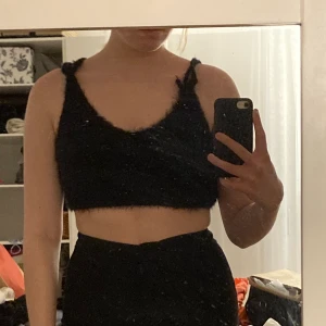 Fluffigt svart linne - Svart fluffigt linne köpt från Zara i strl M, går att få tydligare bilder (smutsig spegel).   Vid frågor är det bara att skriva!🥰  Nytvättad! 