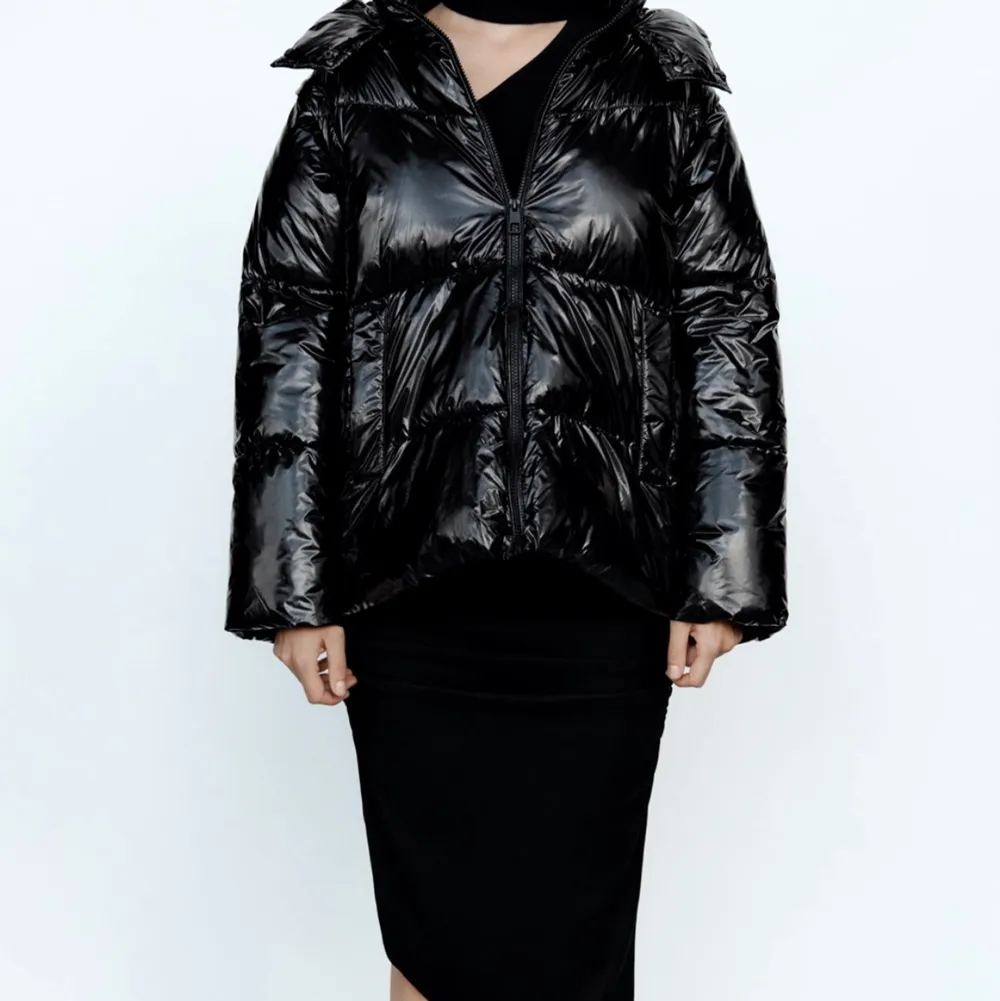 Slutsåld puffer jacket från Zara. Nästan aldrig använd, säljer på grund av att jag använder andra jackor mer. Går att ta bort armarna så det blir än väst. Men man ser inte att man kan göra det när armarna är på. Storlek XS men passar även S.. Jackor.