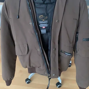 canada goose chilliwack bomber - strl: SX/S säljer för den är för liten för mig