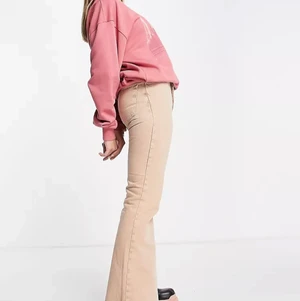 Beiga jeans  - Storleken heter Waist 71 cm. Motsvarar ca 36. Har även storlekarna W24-25 och L30. Passade bra, hann ej returnera