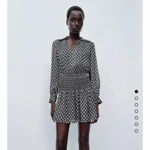 Populär zara klänning  - Säljer denna klänning från Zara. Prislapp är kvar och köptes innan rean. Säljs då den inte var något för mig. Gör en intresse koll innan jag skickar tillbaka den. Slutsåld på hemsidan ❤️ skriv pm vid frågor. Storlek XS men passar S och M också!! Högsta bud:400kr💓. Köp direkt för 450kr