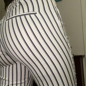 ”Kostym -byxor”  - Dessa byxor köpte jag för & ha på min skolavslutning för ca 3 år sedan. Nu är dom för korta & jag använder dom inte längre. Dom sitter bra & är väldigt sköna:) fint på våren & sommaren till något stickat kanske?:)