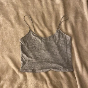 Grått linne - Säljer ett grått linne från bershka. Jätte fint och skönt material. Den är faktiskt ganska andvänd men inget som syns❤️