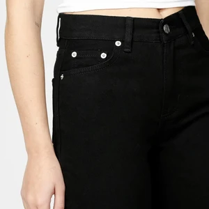 Junkyard Wide Leg Jeans  - Jag säljer mina svarta och ljusblå (finns i en annan annons) jenas ifrån junkyard. De är använda fåtal gånger och jag säljer pga att de aldrig kommer till användning. Jag köpte de för 499 men säljer nu för 200, priset kan både höjas och sänkas men det beror på om någon kan tänka sig köpa direkt eller om det är flera som är intresserade. Skriv till mig privat om du har fler frågor eller är intresserad.