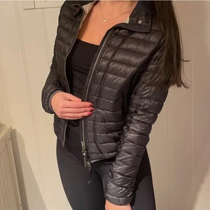 Parajumper jacka - Äkta parajumper jacka, köpt på johnells, säljer den billig pågrund av att jag vill bli av med den snabbt