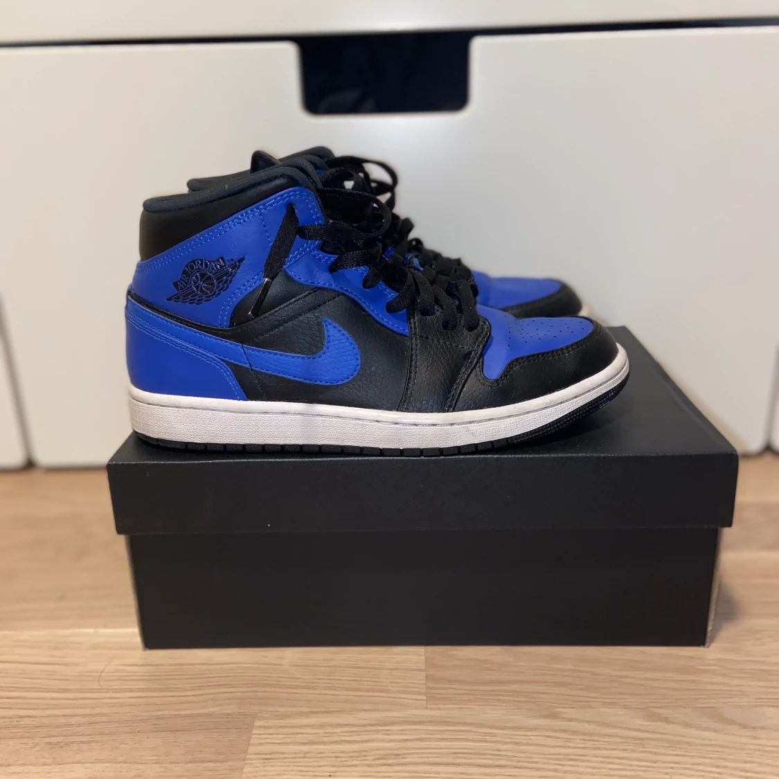 Jordan 1 mid royal blue