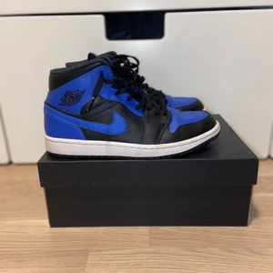 Jordan 1 mid royal blue - Säljer mina Jordan 1 mid royal blue inte använda jättemycket, nypris är 1400kr. Box tillkommer. Skick 8/10. Köparen står för frakt