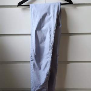 Fina blåa trousers från HMs l.o.g.g i fint skick, bekväma och snygga sommarbyxor. De har små ränder som är svåra att fånga på bild. 97% bomull 3% elastan. 