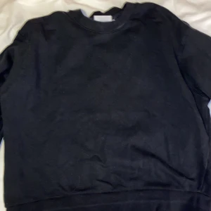 Svart sweatshirt från Weekday strl Xs  - Normal i storleken. Använd många gånger men väldigt bra kvalitet. Säljer eftersom att den blivit för liten. 