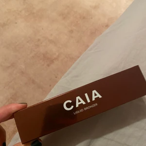Caia liquid bronzer - Helt oanvänt liquid bronzer från Caia, säljer pga jag köpte två! Underbar produkt! Ordinarie pris 295kr