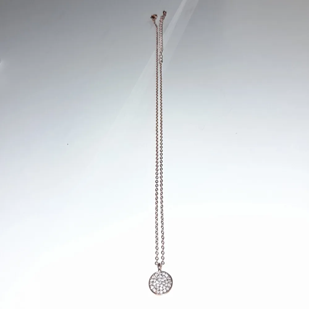 Gulligt halsband med små icke riktiga diamant bitar i, länden på kedjan är 52 cm lång, Aldrig använt, haft i 3 månader. Accessoarer.