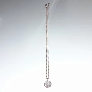 Halsband i guld - Gulligt halsband med små icke riktiga diamant bitar i, länden på kedjan är 52 cm lång, Aldrig använt, haft i 3 månader