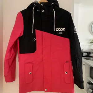 Dope jacka  - Dope jacka använd en säsong i storlek 2xs, är oversized! 