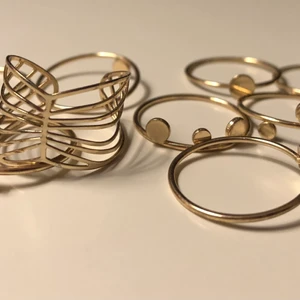 Guldringar med detaljer  - Det är 9 st guldringar, har aldrig använt dem eftersom de är alldeles för stora. Passar perfekt om man vill fixa upp sig lite men passar även bra till en simpel vardags outfit!