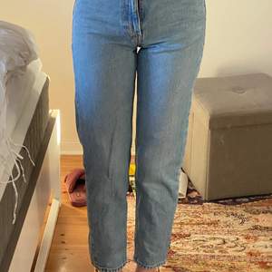 jeans från weekday i modellen lash. det står på lappen att innersömmen är 30inches, men i verkligheten är den 28, så den riktiga storleken är W26 L28