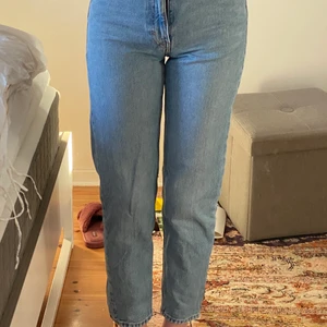 Weekday Jeans - jeans från weekday i modellen lash. det står på lappen att innersömmen är 30inches, men i verkligheten är den 28, så den riktiga storleken är W26 L28