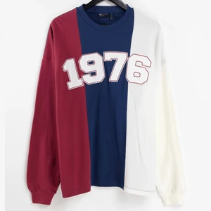 Oversized långärmad  - En snygg oversized långärmad t-shirt i blockfärgad piké med text på! Endast använd en gång men säljer då den inte riktigt passar. Tröjan är i nyskick😍😍