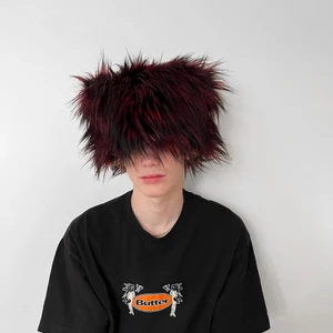 B-mössa Önskedjur - Otrolig handgjord mössa i fuskpäls, svart/röd med svart foder