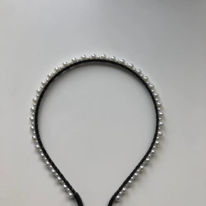 Pärlhårband - Från gina tricot! Så fint men kommer aldrig till användning. Kan mötas upp i Sthlm, annars står köparen för frakten 💕💜