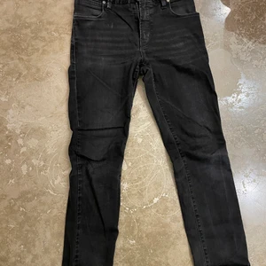 Hugo Boss jeans  - Säljer dessa schyssta Hugo boss Jeans inköpta för 1500kr säljer för 250kr storleken är 30/32