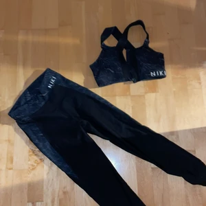 Träningsset S - Använt dessa en gång. Materialet är tjockt och tåligt. Toppen/BHn har dragkedja, byxorna framhäver rumpisen. ✨