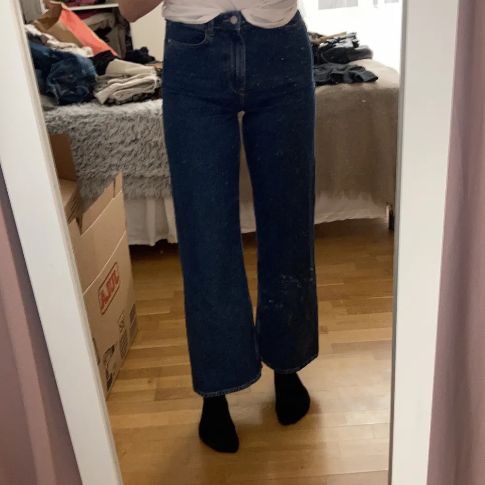 Mörkblåa wide-leg jeans köpta från Zara i strl 38 (M)  Vid frågor är det bara att skriva!🥰  Nytvättad! . Jeans & Byxor.