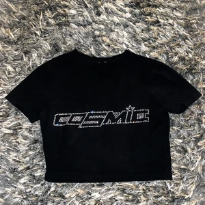 Y2k topp - Fin y2k topp från shein som är sparsamt använd :) strl xs men passar även s. Slutar vid naveln ungefär. Kom privat vid intresse! <3