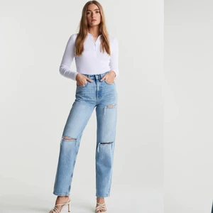 90 Highwaist  - 90s Highwaist Jeans i storlek 34 med prislappar på. Aldrig använda då jag råka klicka hem dubbletter. Nypris 599 