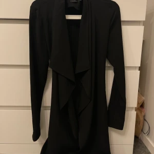 Trenchcoat  - En trenchcoat i storlek XS. Den är i väldigt bra skick och är tjockare i tyg. Skriv för fler bilder :)